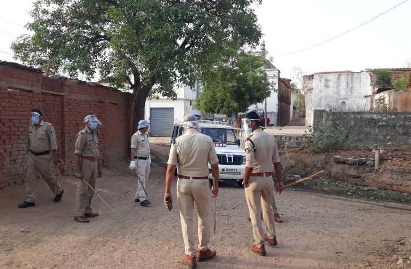 Villagers got vaccination done by starting Primary Health Center लुहरगुवां हुआ रेड जोन घोषित, पुलिस ने संभाला मोर्चा