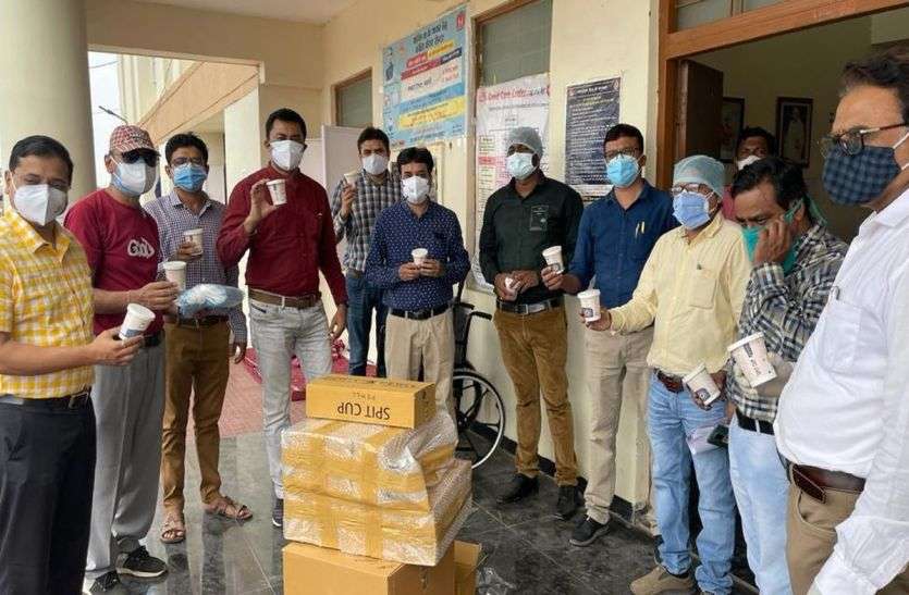 Sendhwa Doctors Association gave Spit Cup at covid Care Center सेंधवा डॉक्टर्स एसोसिएशन ने कोविड केयर सेंटर में दिए स्पिट कप
