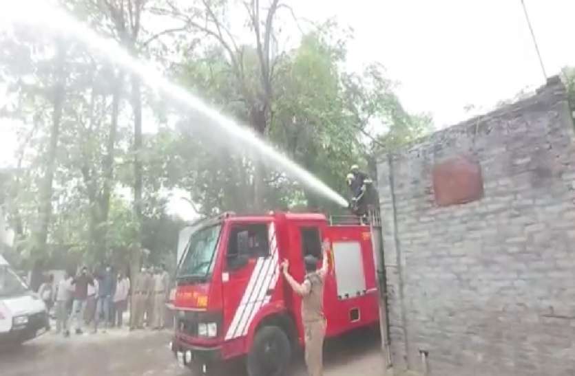जब आक्सीजन सिलेण्डर में हो ब्लास्ट तो पुलिस-फायर और मेडिकल स्टाफ कैसे करेगा इस आपात स्थिति का सामना, मॉकड्रिल कर पुलिस ने समझाया जब आक्सीजन सिलेण्डर में हो ब्लास्ट तो पुलिस-फायर और मेडिकल स्टाफ कैसे करेगा इस आपात स्थिति का सामना, मॉकड्रिल कर पुलिस ने समझाया