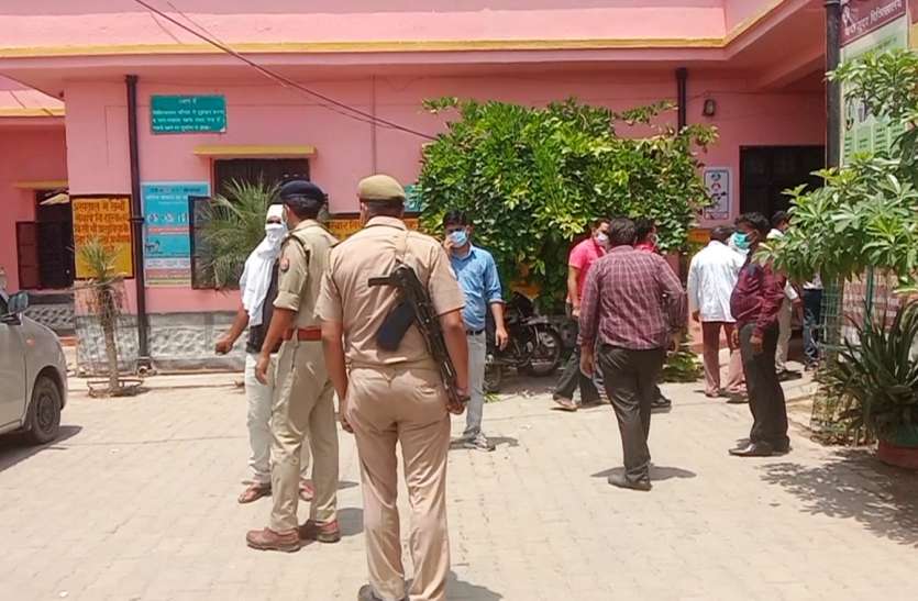 CHC Tundla कोरोना का सैंपल लेने में देरी हुई तो मरीजों ने स्वास्थ्य कर्मचारियों को पीटा