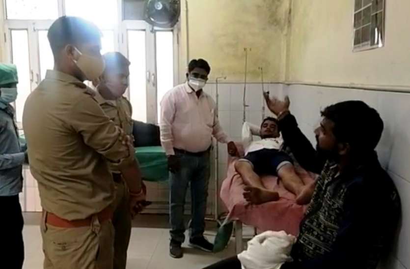 Injured चुनाव की रंजिश में जमकर मारपीट, फायरिंग में चार लोग घायल