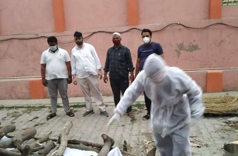 shamli news.jpg कोरोना से हुई माैत तो नहीं पहुंचे रिश्तेदार मुस्लिमों ने कंधा देकर कराया हिंदू युवक का अंतिम संस्कार