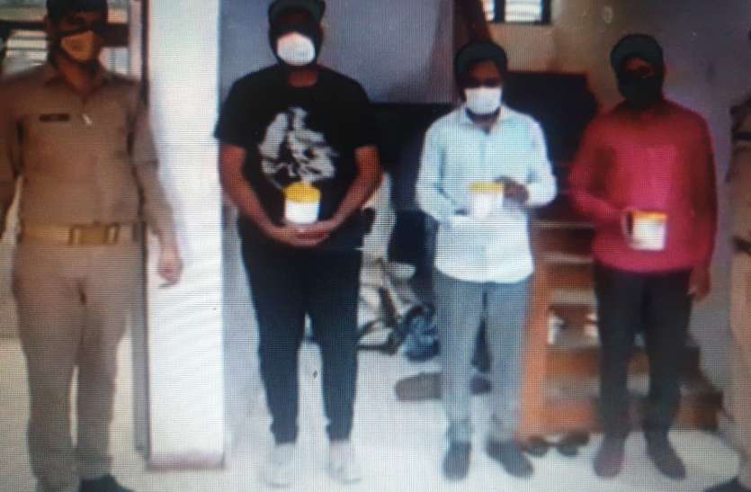 noida_police.jpg Remdesivir की कालाबाजारी कर रहे मेडिकल रिप्रेजेंटेटिव समेत तीन गिरफ्तार, वसूल रहे थे मोटी रकम