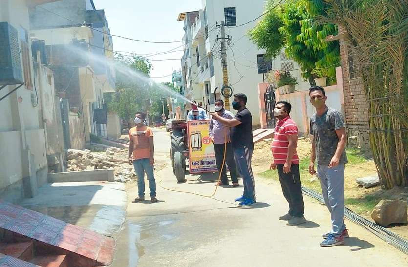 छिड़काव करती युवाओं की टोली। कोरोना काल में अनूठी पहल, घर-घर जाकर कर रहे सोडियम हाइपोक्लोराइट का छिड़काव