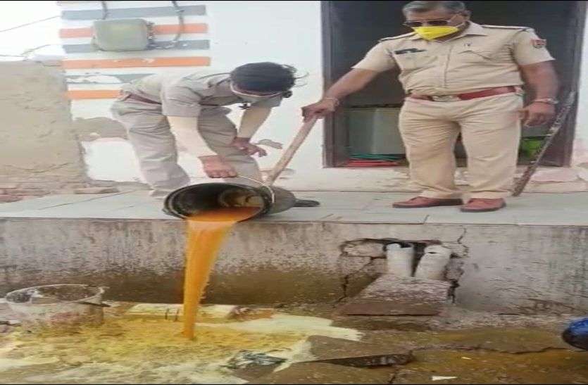 अवैध कारोबार : कफ्र्यू में शराब माफिया सक्रिय,कहीं कालाबाजारी तो कहीं कच्ची दारू बनाने की चली भट्टियां अवैध कारोबार : कफ्र्यू में शराब माफिया सक्रिय,कहीं कालाबाजारी तो कहीं कच्ची दारू बनाने की चली भट्टियां