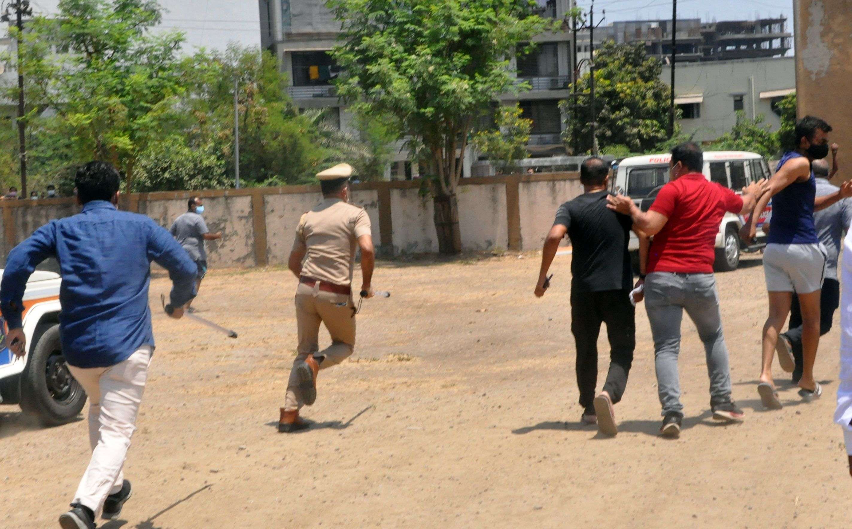 OMG : सूरत में वैक्सीन लगवाने आए लोगों पर पुलिस ने किया लाठीचार्ज