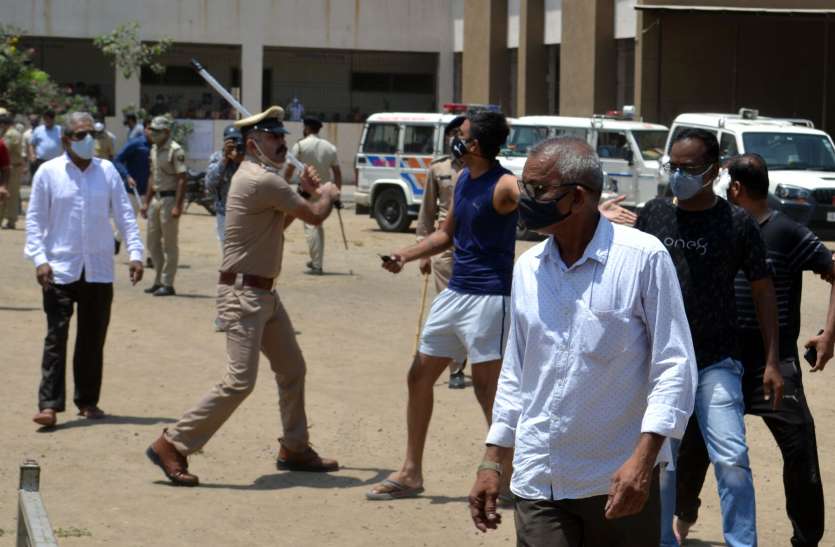 OMG : सूरत में वैक्सीन लगवाने आए लोगों पर पुलिस ने किया लाठीचार्ज OMG : सूरत में वैक्सीन लगवाने आए लोगों पर पुलिस ने किया लाठीचार्ज