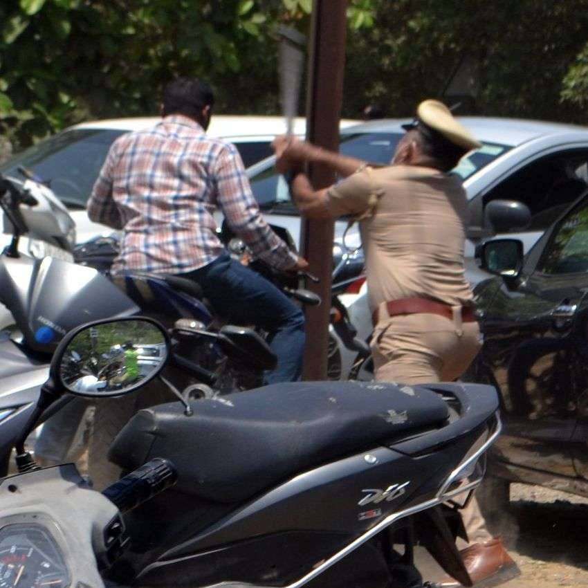 OMG : सूरत में वैक्सीन लगवाने आए लोगों पर पुलिस ने किया लाठीचार्ज