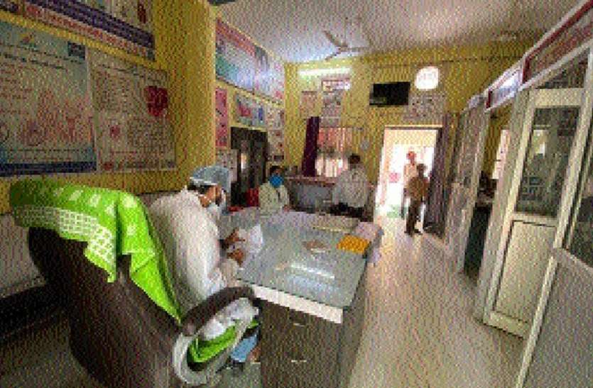 एक चिकित्सक के भरोसे आदर्श पीएचसी, नर्सिंग कर्मियों की कमी एक चिकित्सक के भरोसे आदर्श पीएचसी, नर्सिंग कर्मियों की कमी