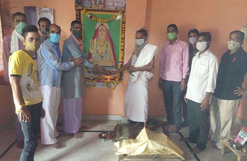 पूजना-अर्चना कर मनाई सेन जयंती पूजना-अर्चना कर मनाई सेन जयंती