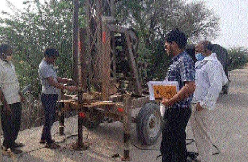 पम्प हाउस के ताला लटका मिला, कार्मिक भी नदारद पम्प हाउस के ताला लटका मिला, कार्मिक भी नदारद