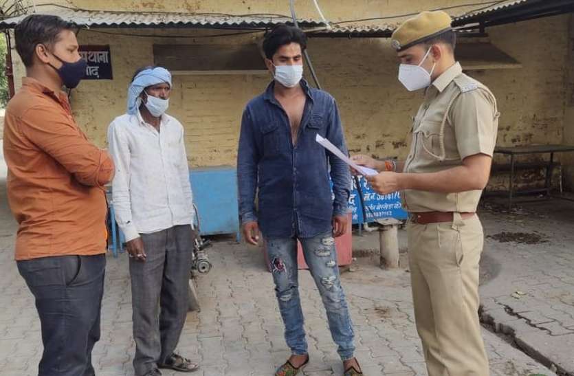 ग्रामीण पुलिस परिजनों से शादियां स्थगित करने के लिए समझाइश करते हुए कोटा ग्रामीण पुलिस की समझाइश से 72 शादियां स्थगित