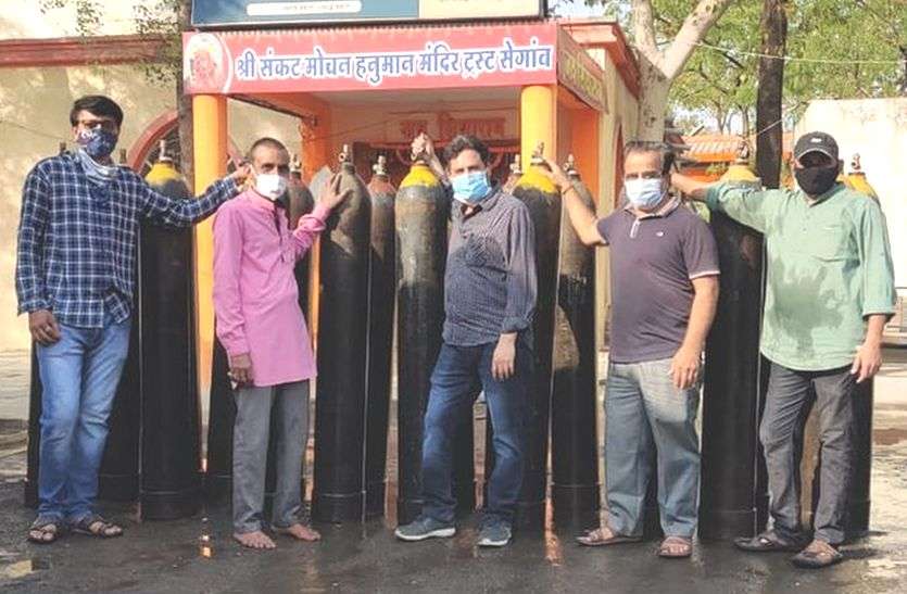 Sankat Mochan Hanuman Temple Committee refilling oxygen cylinder ऑक्सीजन सिलेंडर रिफिल कर दे रहे पवनपुत्र हनुमानजी के भक्त