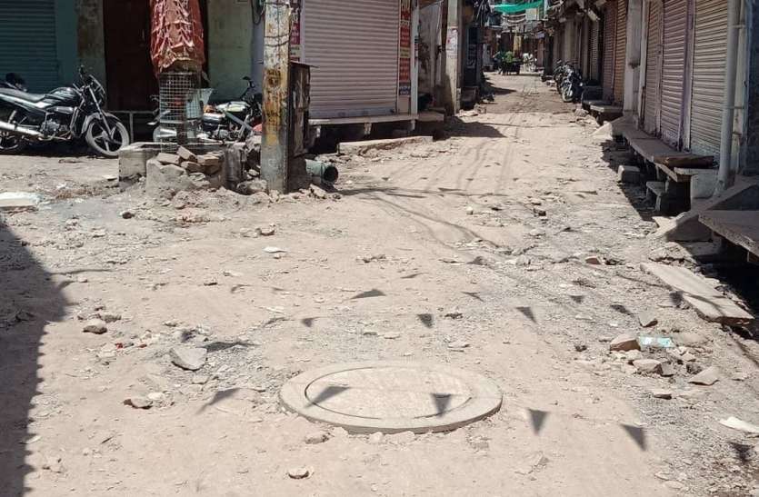 सड़क खोदकर छोड़ दी, आमजन की बढ़ा दी परेशानी सड़क खोदकर छोड़ दी, आमजन की बढ़ा दी परेशानी