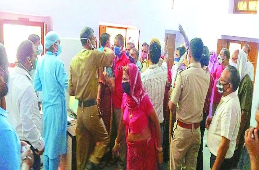 कोरोना: राजस्थान से आ रही ऐसी तस्वीरें जो आंकड़े बढ़ाने के लिए बन सकती हैं जिम्मेदार! कोरोना: राजस्थान से आ रही ऐसी तस्वीरें जो आंकड़े बढ़ाने के लिए बन सकती हैं जिम्मेदार!