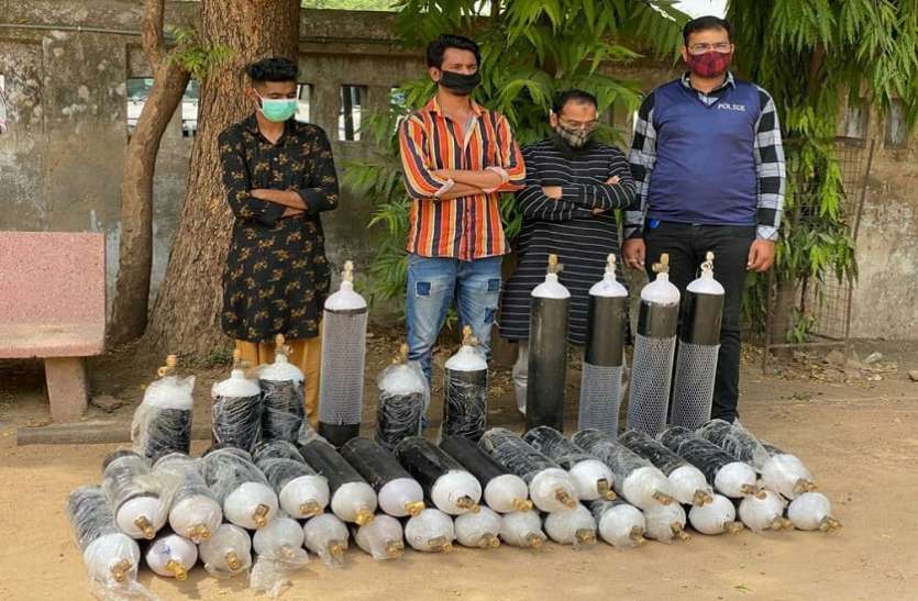 अब ऑक्सीजन सिलेंडरों की कालाबाजारी का पर्दाफाश अब ऑक्सीजन सिलेंडरों की कालाबाजारी का पर्दाफाश