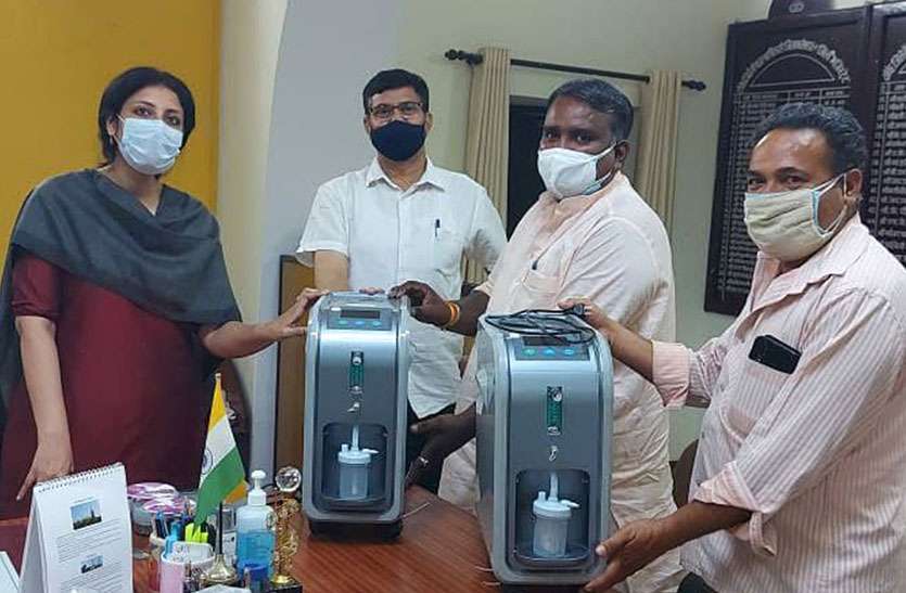 मानव सेवा के लिए बढ़े हाथ, पालिका उपाध्यक्ष कलक्टर को भेंट किए 2 ऑक्सीजन कंसंट्रेटर मानव सेवा के लिए बढ़े हाथ, पालिका उपाध्यक्ष कलक्टर को भेंट किए 2 ऑक्सीजन कंसंट्रेटर