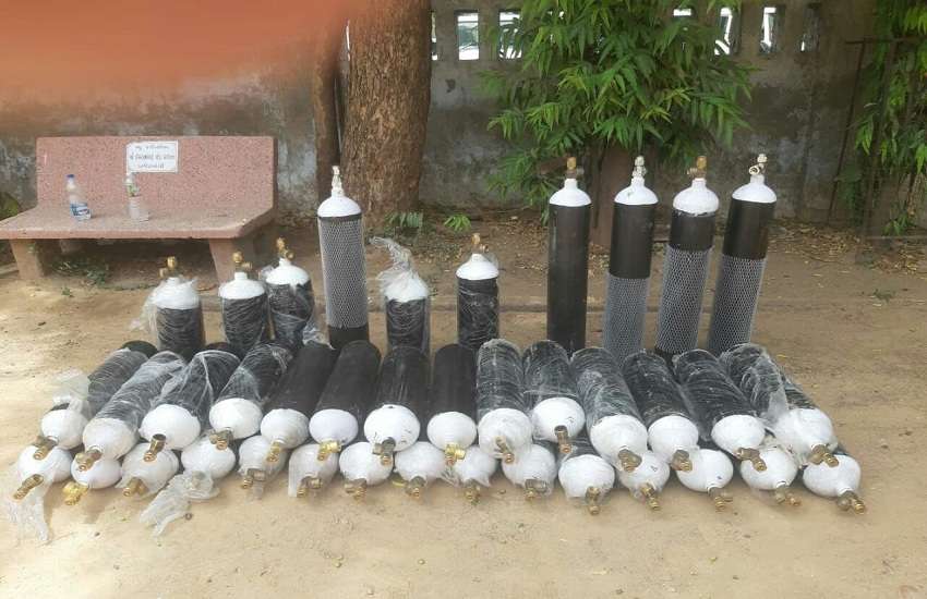 अब ऑक्सीजन सिलेंडरों की कालाबाजारी का पर्दाफाश