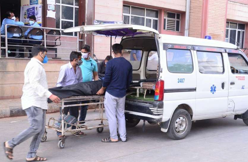 मनमाना किराया वसूलकर बेबसी का फायदा उठा रहे एम्बुलैंस संचालक मनमाना किराया वसूलकर बेबसी का फायदा उठा रहे एम्बुलैंस संचालक