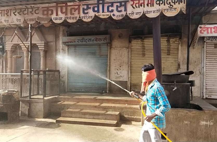 किया जा रहा है हाइपोक्लोराइड का छिड़काव किया जा रहा है हाइपोक्लोराइड का छिड़काव