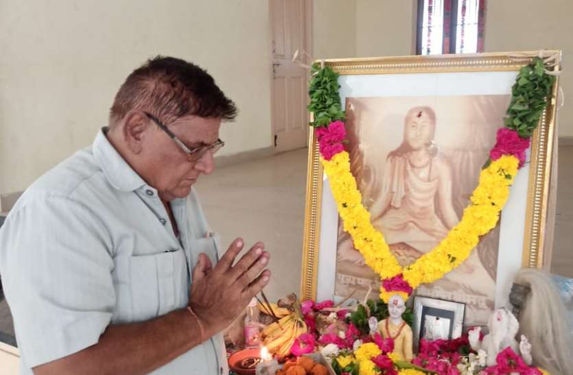 sen jayanti घरों में सादगी के साथ मनाई सैन जयंती , 1500 मास्क का किया वितरण