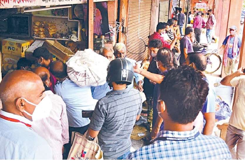 shopping.jpg लॉकडाउन का डर: लोग सामान खरीदने पहुंचे, राशन की दुकानों पर उमड़ी भीड़
