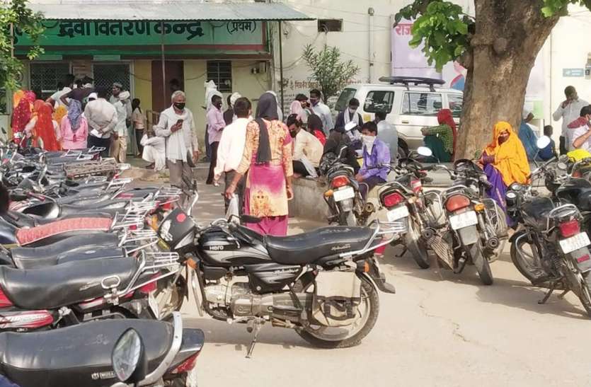 बीमार अस्पताल से त्रस्त हो रहे हैं मरीज बीमार अस्पताल से त्रस्त हो रहे हैं मरीज