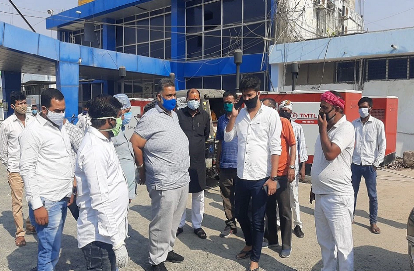 कोरोना से हाहाकार के बीच भाजपा नेता के प्लॉट में खड़ी मिलीं इतनी एंबुलेंस, पप्पू यादव ने खोला मोर्चा कोरोना से हाहाकार के बीच भाजपा नेता के प्लॉट में खड़ी मिलीं इतनी एंबुलेंस, पप्पू यादव ने खोला मोर्चा