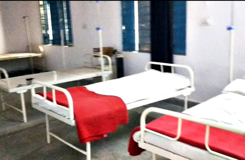 वर्धा प्राथमिक स्वास्थ्य केंद्र में नाम को डॉक्टर, लेकिन नहीं मिलता इलाज वर्धा प्राथमिक स्वास्थ्य केंद्र में नाम को डॉक्टर, लेकिन नहीं मिलता इलाज