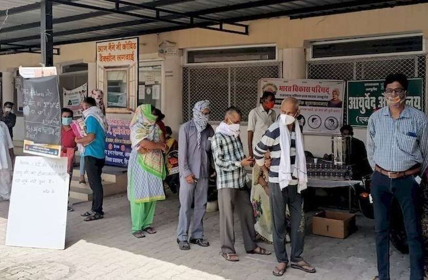 युवाओं को वैक्सीनेशन का इंतजार, वैक्सीन लगवाने के लिए लग रही कतार युवाओं को वैक्सीनेशन का इंतजार, वैक्सीन लगवाने के लिए लग रही कतार