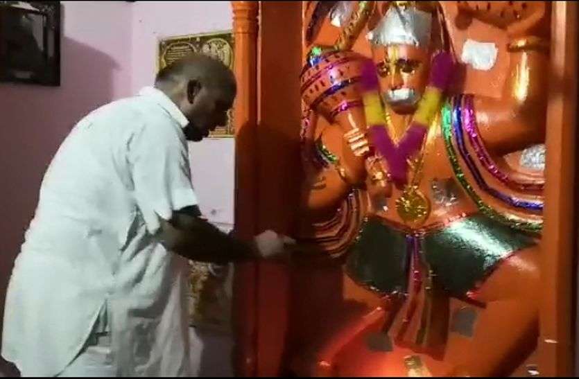कोरोना के खिलाफ जंग में कर्म के साथ-साथ निभा रहे धर्म कोरोना के खिलाफ जंग में कर्म के साथ-साथ निभा रहे धर्म