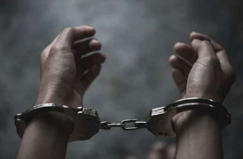 arrest.jpg Impact: युवकों को जूतों की माला पहनकर पीटने वाले सात पंचों को पुलिस ने किया गिरफ्तार