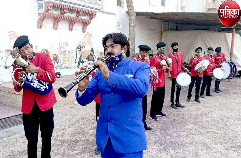 कोरोना ‘काळ’ : खुशियों को फिर लगा ग्रहण, व्यापार हो रहा चौपट कोरोना ‘काळ’ : खुशियों को फिर लगा ग्रहण, व्यापार हो रहा चौपट
