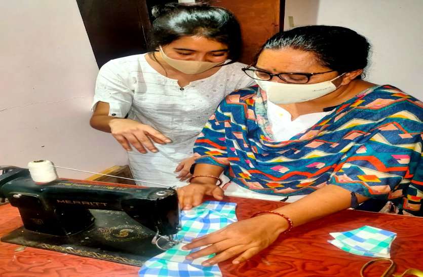 Mother's day: टीचर मां को बेटी दिया सोच, अब लोगों को कोरोना से बचाने हाथ से सिलकर बांटती है मास्क Mother's day: टीचर मां को बेटी दिया सोच, अब लोगों को कोरोना से बचाने हाथ से सिलकर बांटती है मास्क