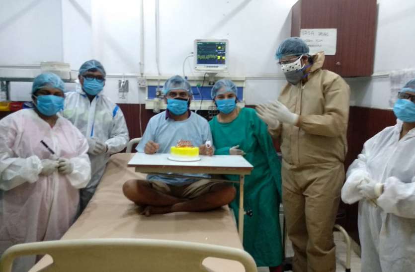 img-20210509-wa0068.jpg आईसीयू वार्ड में केक काटकर मनाई गई कोरोना मरीज की शादी की वर्षगांठ