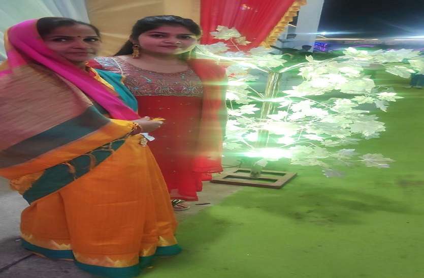 पिता का पैर टूटा, मां ने संभाली घर की कमान और दोनों बेटियों को बनाया काबिल पिता का पैर टूटा, मां ने संभाली घर की कमान और दोनों बेटियों को बनाया काबिल