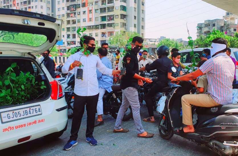 SURAT NEWS: महाराणा प्रताप की मनाई जयंती, लोगों को बांटे पौधे SURAT NEWS: महाराणा प्रताप की मनाई जयंती, लोगों को बांटे पौधे