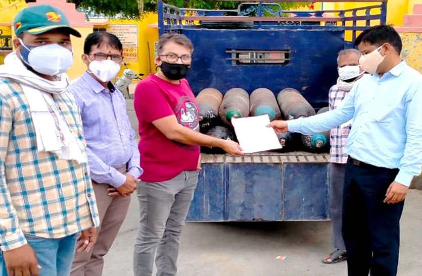 ऑक्सीजन सिलेण्डरों का अधिग्रहण कर सामुदायिक स्वास्थ्य केन्द्र को सौंपें ऑक्सीजन सिलेण्डरों का अधिग्रहण कर सामुदायिक स्वास्थ्य केन्द्र को सौंपें