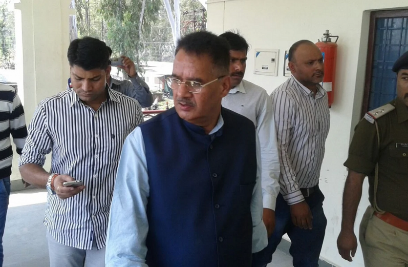 untitled_2.png कोरोना को लेकर प्रशासिनक व्यवस्था का जायजा लेने खुद सड़क पर उतरे कबिनेट मंत्री, पूर्ण लॉकडाउन लगाने का दिया संकेत