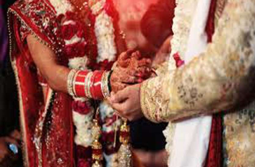 Groom corona infected रायपुर में शादी समारोह में कोरोना प्रोटोकॉल की उड़ी धज्जियां, दूल्हा सहित 22 लोग संक्रमित, मचा हड़कंप