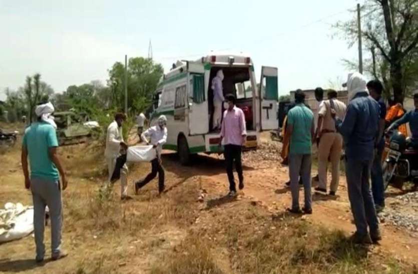 महिला ने पांच मासूम बच्चों के साथ ट्रेन के आगे लगाई छलांग, दो को छोड़ सभी की मौत महिला ने पांच मासूम बच्चों के साथ ट्रेन के आगे लगाई छलांग, दो को छोड़ सभी की मौत