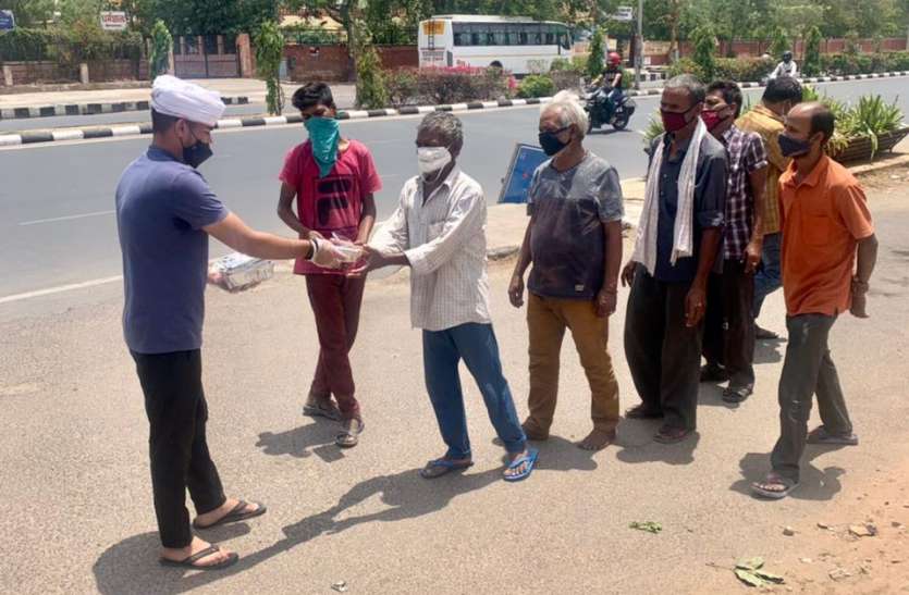 जरूरतमंदों की मदद कर रही एनएसयूआई जरूरतमंदों की मदद कर रही एनएसयूआई