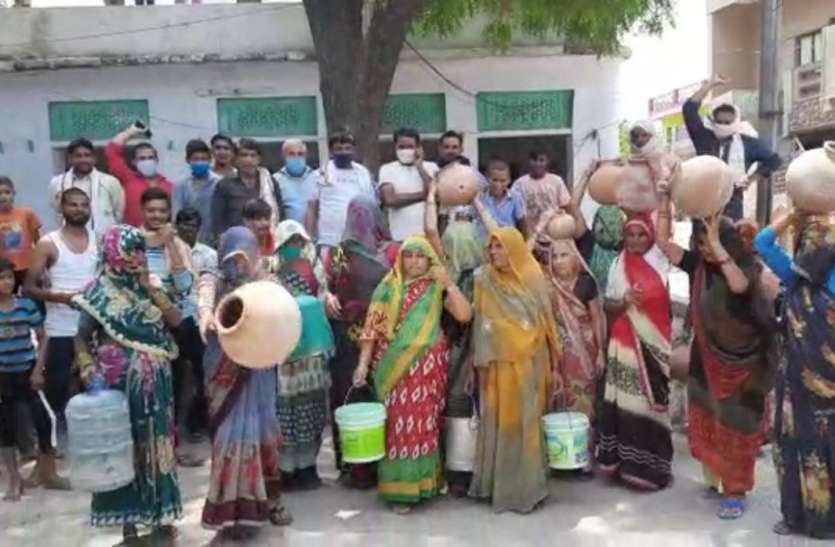 water crysis बूंद-बूंद के लिए मोहताज महिलाओं ने मटके फोड़ किया प्रदर्शन, नगर निगम मुर्दाबाद के लगाए नारे