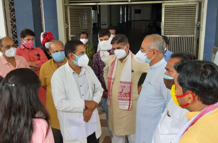कोरोना संक्रमण बेकाबू रहा तब नहीं दिखे, सांसद और बीजेपी नेताओं को अब याद आया निरीक्षण! कोरोना संक्रमण बेकाबू रहा तब नहीं दिखे, सांसद और बीजेपी नेताओं को अब याद आया निरीक्षण!