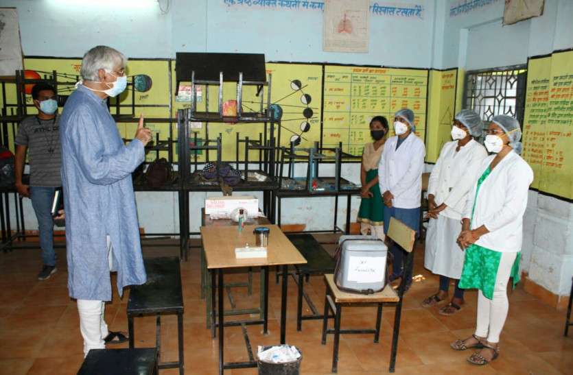 cg_health_minister_in_vaccination_center.jpg स्वास्थ्य मंत्री टीएस सिंहदेव ने किया रायपुर के वैक्सीनेशन केंद्रों का औचक निरीक्षण, दिए ये निर्देश