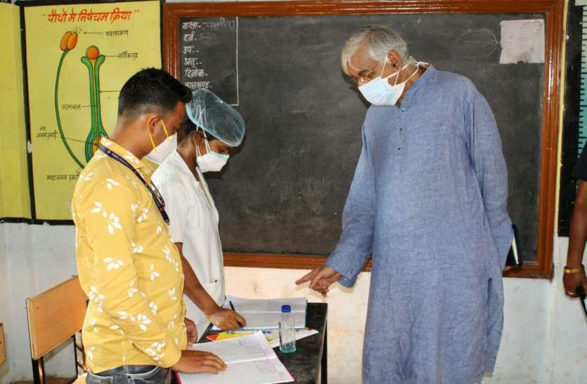 health_minister_in_covid_vaccination_center.jpg