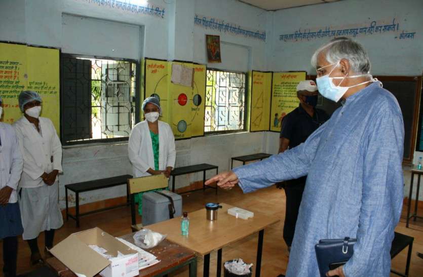 health_minister_in_vaccination_center.jpg