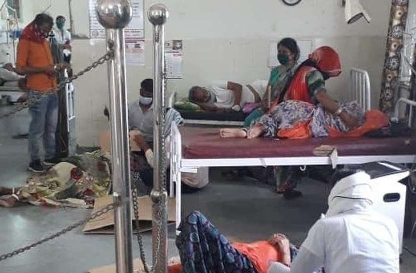 Patients sleeping on the floor in JLN hospital emergency जुखाम-खांसी-बुखार होते ही डॉक्टर को दिखाएं, क्योंकि 9 दिन में 37 मौतें इमरजेंसी में ही हो गई