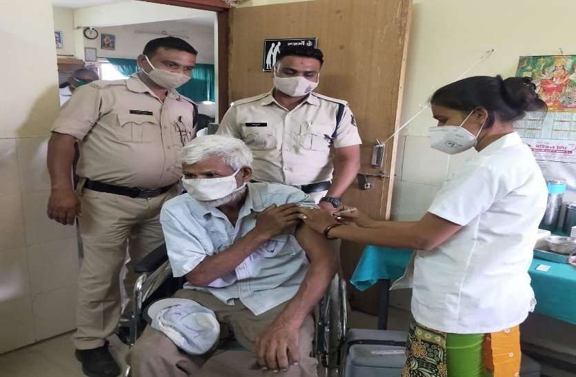 बारिश में फुटपाथ पर भीगती बेसहारा बुजुर्ग महिला को देखकर पसीजा CSP का दिल, वृद्धाश्रम पहुंचाकर ली राहत की सांस
