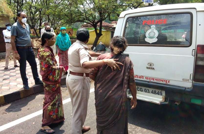 बारिश में फुटपाथ पर भीगती बेसहारा बुजुर्ग महिला को देखकर पसीजा CSP का दिल, वृद्धाश्रम पहुंचाकर ली राहत की सांस बारिश में फुटपाथ पर भीगती बेसहारा बुजुर्ग महिला को देखकर पसीजा CSP का दिल, वृद्धाश्रम पहुंचाकर ली राहत की सांस